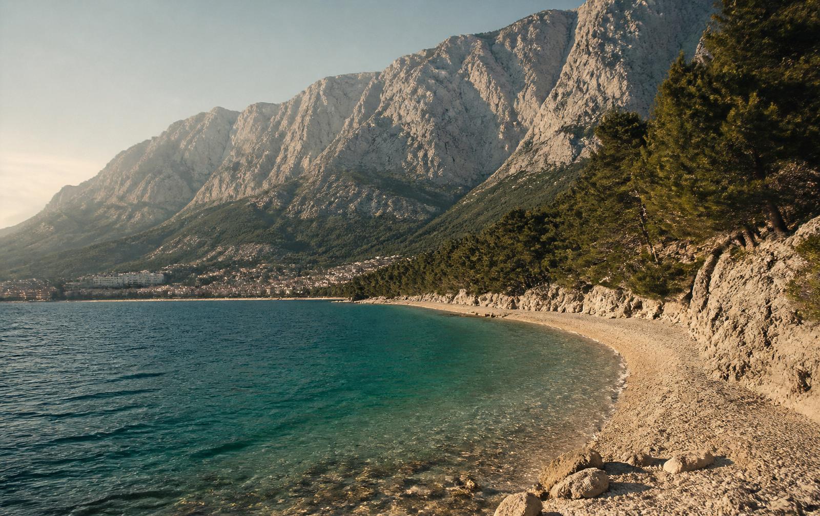 Turkis Adriaterhav og Biokovo-bjergene på Makarska Riviera